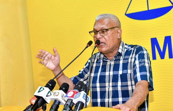 ޝަރީފު އެމްޑީޕީން ވަކިވެ، ސިޔާސީ ދާއިރާއާ ދުރަށް!