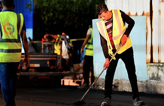 އަމީނީ މަގުގައި ތާރު އަޅައި ނިންމާލައިފި