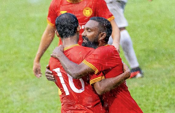 އުމެއިރުގެ ހެޓްރިކާ އެކު ލޮރެންޒޯ އަށް ބޮޑު ބައްޔެއް