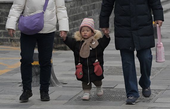 ޗައިނާގައި 3 އަހަރުން ދަށުގެ ކުދިންނަށް 500 ޑޮލަރު