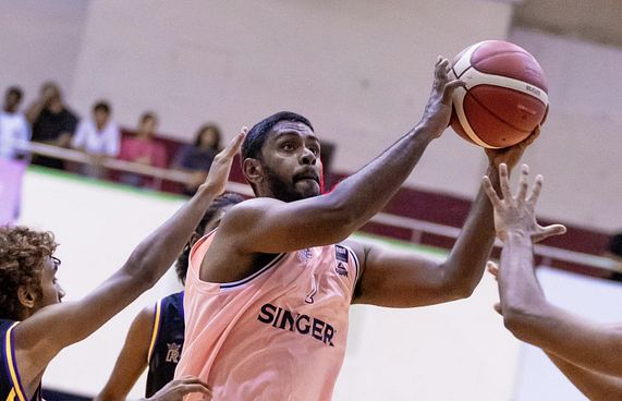 ކިންގްސް އާއި ޓީރެކްސް ފެށީ  ވަރުގަދަކޮށް