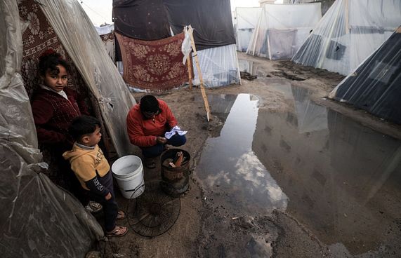 ޣައްޒާއަށް އެހީ ހިފައިގެންދިޔަ ވެހިކަލްތަކަށް ހަމަލާދީފި