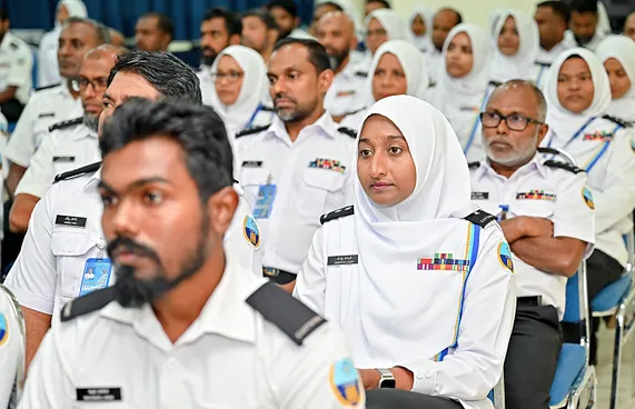 ކަސްޓަމްސްއަށް 26 މުވައްޒަފުން ހޯދަނީ