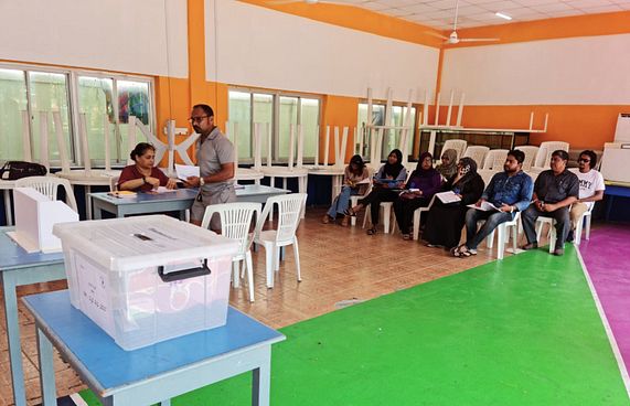 ފިރުޝާން އާއި އައިކޮއަށް ޑިމޮކްރެޓްސްގެ ޓިކެޓު