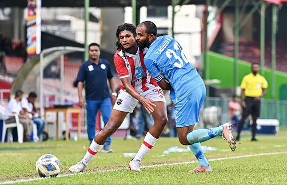 އަޑޭ ލަނޑުޖެހި މެޗުގައި ރަތެއް، ޓެންޓް ސެމީއަށް