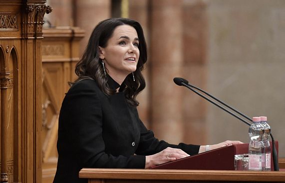 ޕްރެޝަރު ބޮޑުވެ ހަންގޭރީގެ ރައީސް އިސްތިއުފާ ދެއްވައިފި