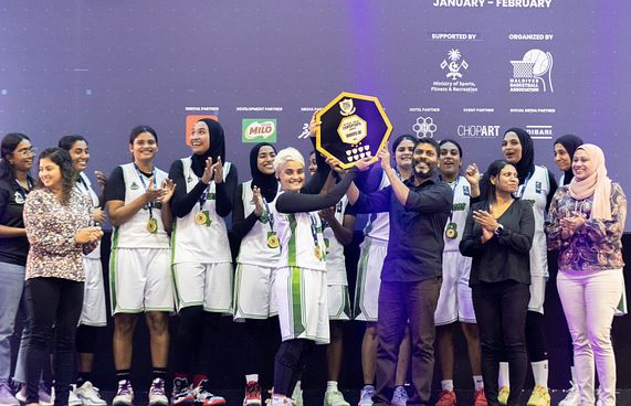 ހުރިހާ މެޗެއް ކާމިޔާބުކޮށް ޗެމްޕިއަންކަން ކުއީންސް އަށް