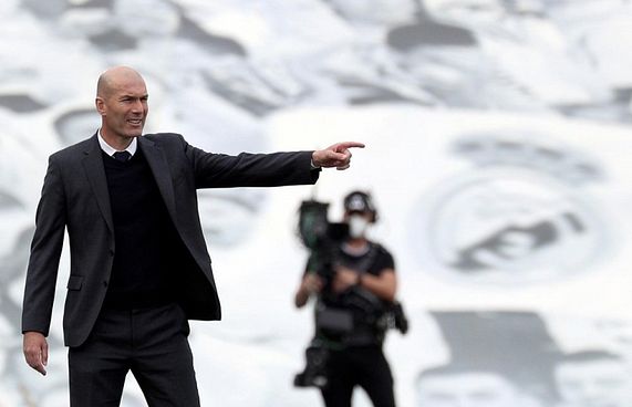 ޒިދާން އަލުން ކޯޗުކަމަށް އެނބުރި އަންނަނީ