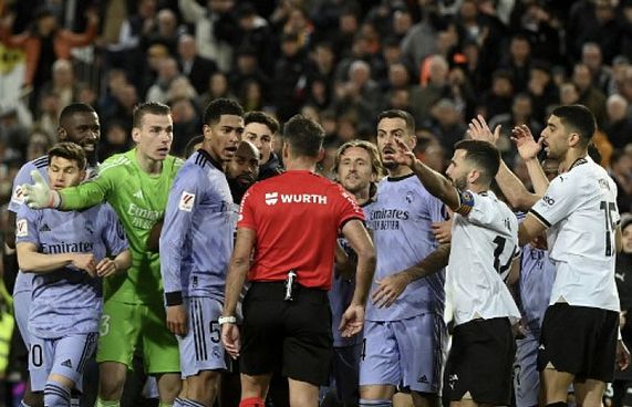 ރެއާލުން ގޯލް ޖަހަޖަހައި އޮއްވާ ރެފްރީ މެޗު ނިންމާލީ؟