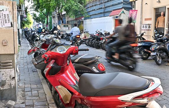 ޓޯ ވެސް ކުރަންވީ، ސްޓިކާ ވެސް ޖަހަންވީ!