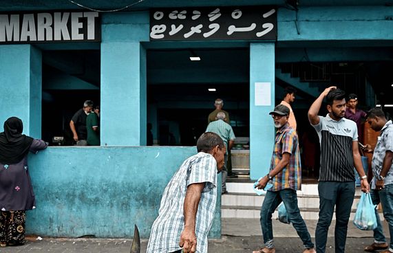 އާ މަސްމާރުކޭޓު އަޅާނީ ޖަޕާން ސަރުކާރުގެ ހިލޭ އެހީގައި