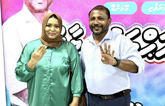 ޑިމޮކްރެޓްސްގެ ކެންޑިޑޭޓުގެ ތާއީދު އަހްމަދު ރިޔާޒަށް