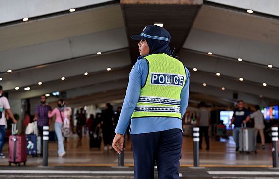 މިނިވަން ވިޔަފާރިއެއްގެ މެދުގައި ފުލުހެއް: ކީއްވެ؟