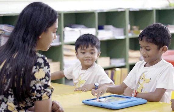 ކެންގަރޫ ކިޑްސް: ސްކޫލަށް ބެލެނިވެރިންގެ ތައުރީފު