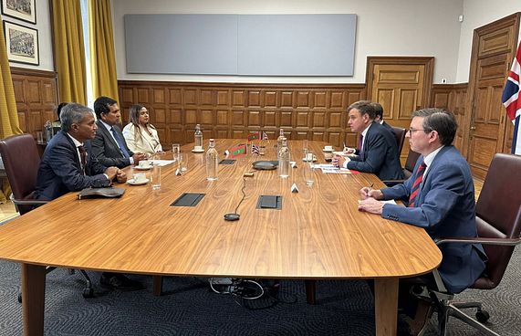 ރާއްޖެއިން ޔޫކޭގެ ފައިނޭންސިން ދާއިރާގެ އެހީ ހޯދަނީ