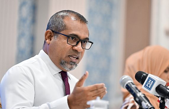 ހެލްތު މިނިސްޓަރު ހަލީލް ފްލެޓެއް ބައްލަވައިގެންފި