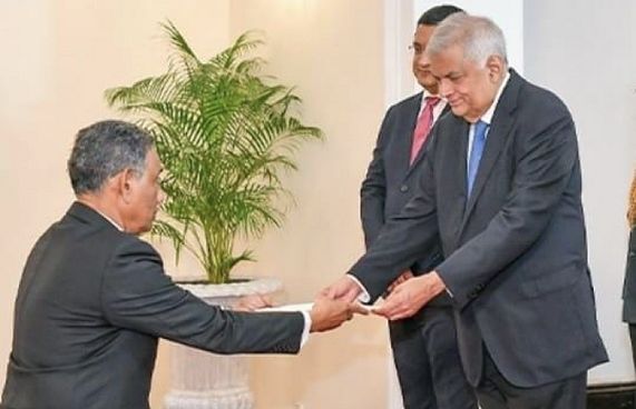 މަސްއޫދު، ސަފީރުކަމުގެ ފަތްކޮޅު ރަނިލްއަށް އަރުވައިފި