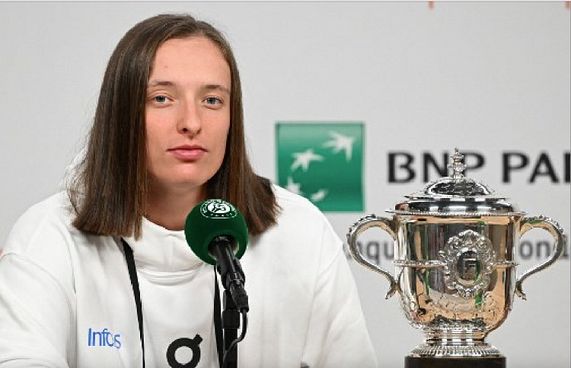 ސްވިއާޓެކަށް ވިދިވިދިގެން ތިންވަނަ ފްރެންޗް އޯޕަން ތަށި