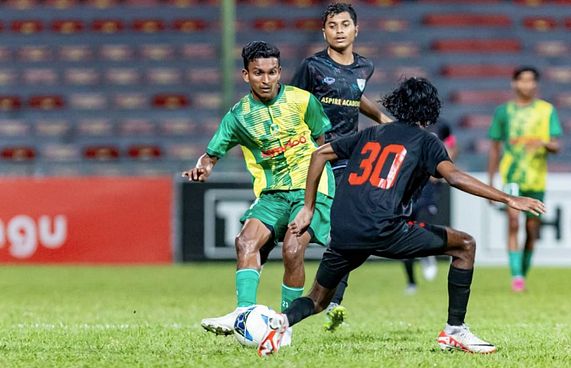 މާޒިޔާ ފަހަތުން އަރައި އީގަލްސް ސިއްސުވާލައިފި