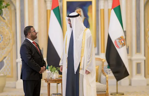 މުންދު، ސަފީރުކަމުގެ ފަތްކޮޅު އަރުވައިފި