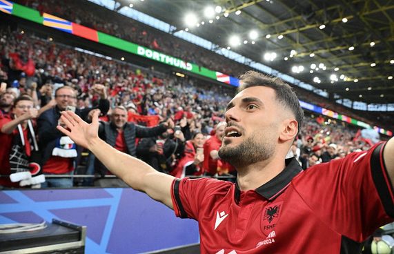 އަވަސް ގޯލް އަލްބޭނިއާއަށް، މެޗުން މޮޅުވީ އިޓަލީ