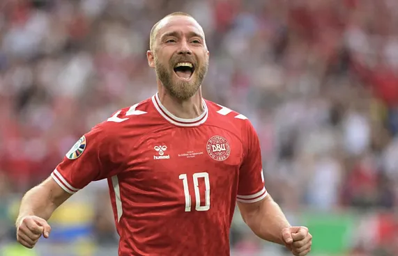 ހާޓްއެޓޭކަށް ތިން އަހަރު، އެރިކްސަން އައީ ވަރުގަދަކޮށް