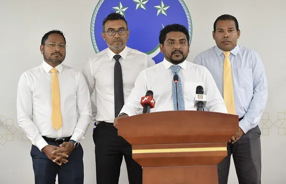 ދެކޮޅަށް ތިއްބެވި މެންބަރުންގެ ދާއިރާތަކުން ނަޝީދު ކުރީގައި
