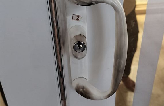 މާލޭ މިސްކިތެއްގެ ދޮރުގައި ރޯކުރަން މަސައްކަތްކޮށްފި