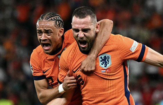 ފަހަތުން އަރައި ތުރުކީ ބަލިކޮށް ނެދަލެންޑްސް ސެމީ އަށް