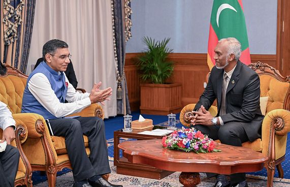 އިންޑިއާ ސަފީރު، ރައީސްއާ ބައްދަލު ކުރައްވައިފި