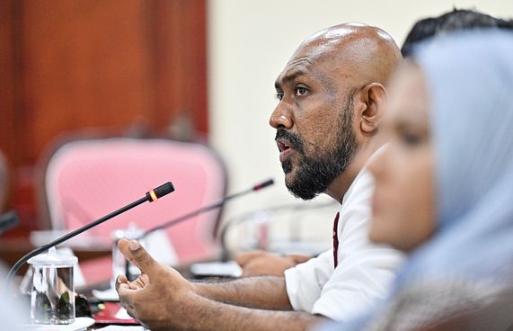 60މަޝްރޫއު ނުނިންމައި ބަޖެޓް ހުސްކޮށްލި މައްސަލައެއް