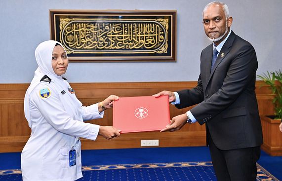 މާނިއު ވަކިކޮށް، ކަސްޓަމްސްގެވެރިއަކަށް އަންހެންބޭފުޅެއް