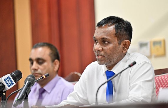 ބައެއް ކޮމިޝަންތަކުގެ މެމްބަރުން ވަކިކުރަނީ