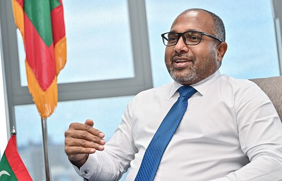 އޮފީހުގައި ސިޔާސީ މަސައްކަތެއް ދެން ނުކުރާނެ: އިހުސާން