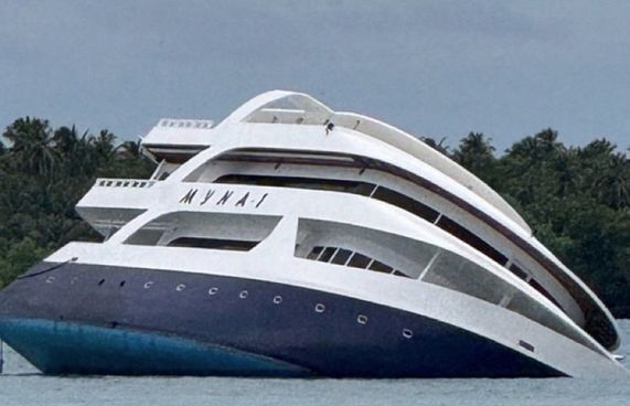 ޓޫރިސްޓުން ތިބި ސަފާރީއެއް ވޭވަށު ފަރަށް އަރައިފި