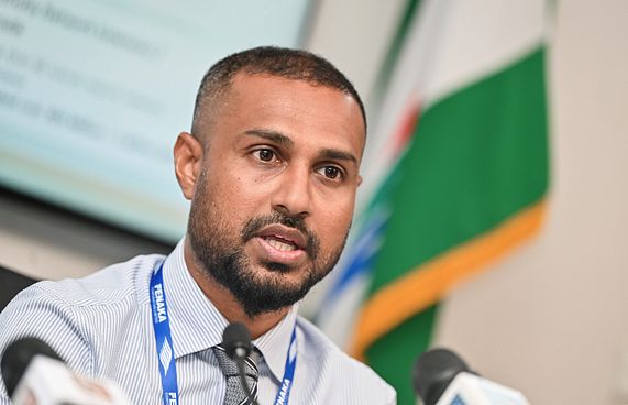 ފެނަކަ އިނދަޖެހިފައި، މުސާރަ ވެސް ދެވޭ ވަރެއް ނޫން!