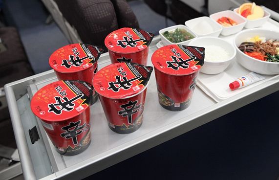 ކޮރިއަން އެއާގައި ކަޕް ނޫޑްލްސް ދިނުން ހުއްޓާލަނީ