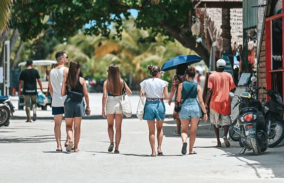 އާންމު ތަންތަނުގައި ބިކިނީލުން މަނާކުރަން ޕެޓިޝަނެއް