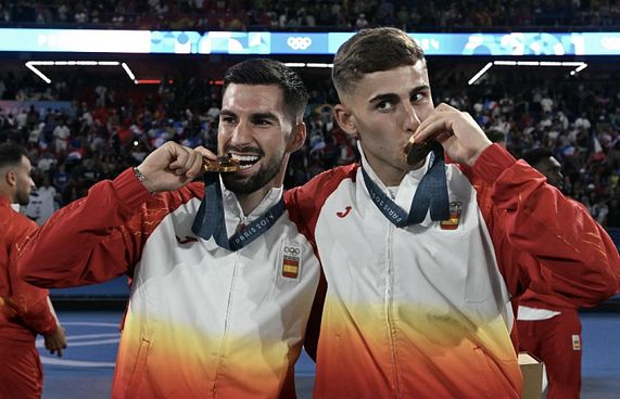 ރަން މެޑައްޔާ އެކު ފުޓްބޯޅައިގެ ރަސްކަން ސްޕެއިން އަށް