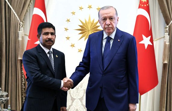 އަބްދުއްރަހީމް، ސަފީރުކަމުގެ ފަތްކޮޅު އަރުވައިފި