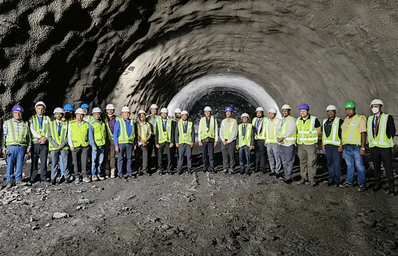 މުމްބާއީގެ ކަނޑުއަޑީގެ ޓަނަލަށް މުއްތަލިބް ވަޑައިގެންފި