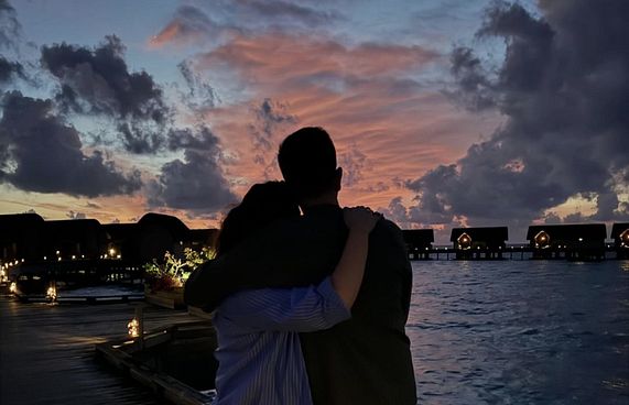 ޕަރީގެ ދެމަފިރިން އެނިވާސަރީ ފާހަގަކުރަން ރާއްޖޭގައި