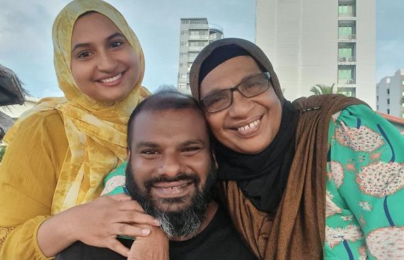 ސުމަކުން ފަށައިގެން ކުރިއަށް، ނަޒީ މީ ކެތްތެރި ކޯޗެއް