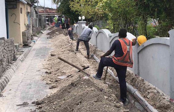 އައްޑޫގައި ފަހުން ހެދި މަގުތައް އަލުން ކޮންނަނީ