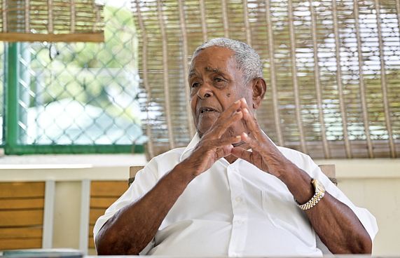 "ޑޮލަރުގެ މައްސަލަ ހައްލުކުރަން ދައުރު ދަންމާލަންޖެހޭ"