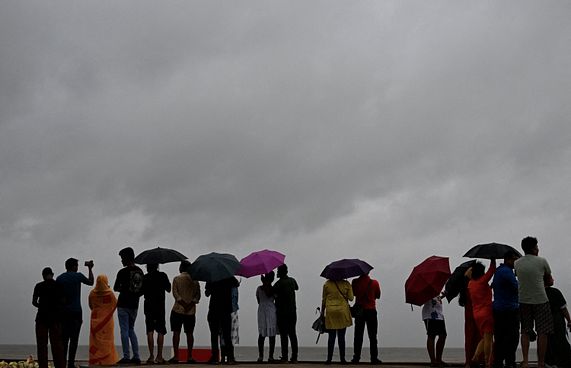 ތޫފާން ޑާނާ: މިލިއަން މީހުން ރައްކާތެރި ހިސާބުތަކަށް