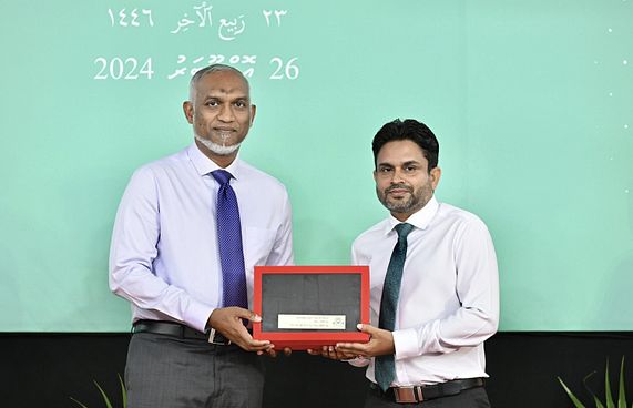 ރައީސް މުއިއްޒުގެ ބައްޕާފުޅަށް ހައި ކޯޓުގެ އެވޯޑެއް