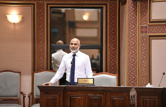 "ހެއްކެއް ނެތި 300 މުވައްޒަފުންނަށް އަދަބު ދިން"