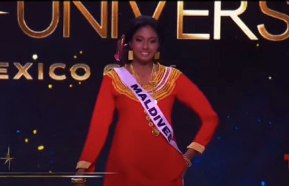 މިސް ޔުނިވާސްގައި ޝައިނާ ދައްކާލީ ދިވެހި ލިބާސް