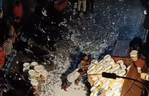 ޕިކަޕަކުން ކުލަ ފާޓާތަކެއް ވެއްޓި، މުޅި މަގުގައި ކުލަ